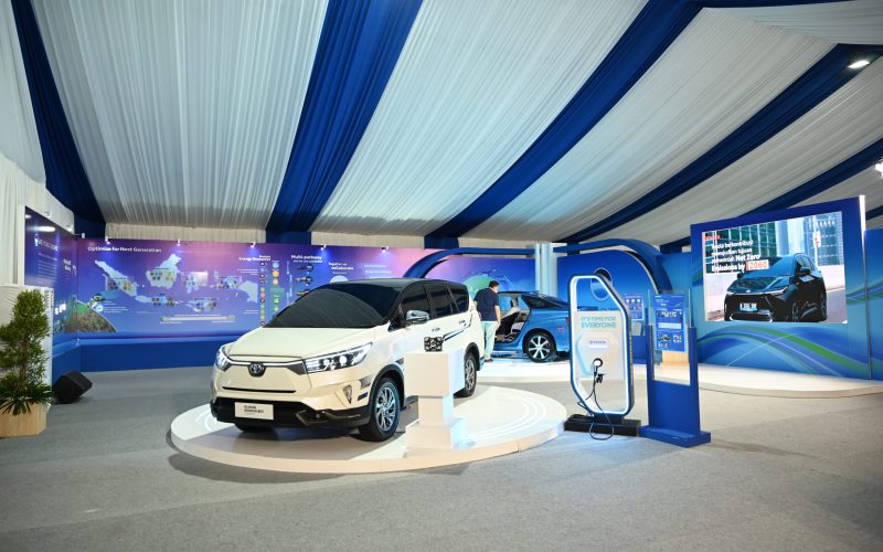 Display Toyota Kijang Innova BEV